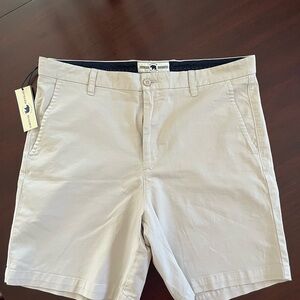 Men’s Onward Reserve NWT Staple Short in Stone color size 34. 7 inch inseam